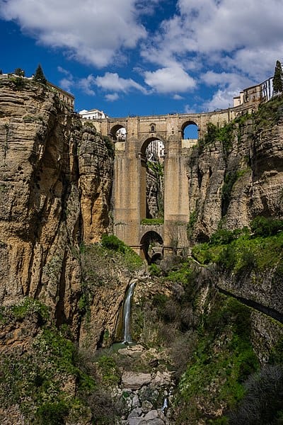 https://upload.wikimedia.org/wikipedia/commons/thumb/9/98/Puente_Nuevo_de_Ronda.jpg/400px-Puente_Nuevo_de_Ronda.jpg